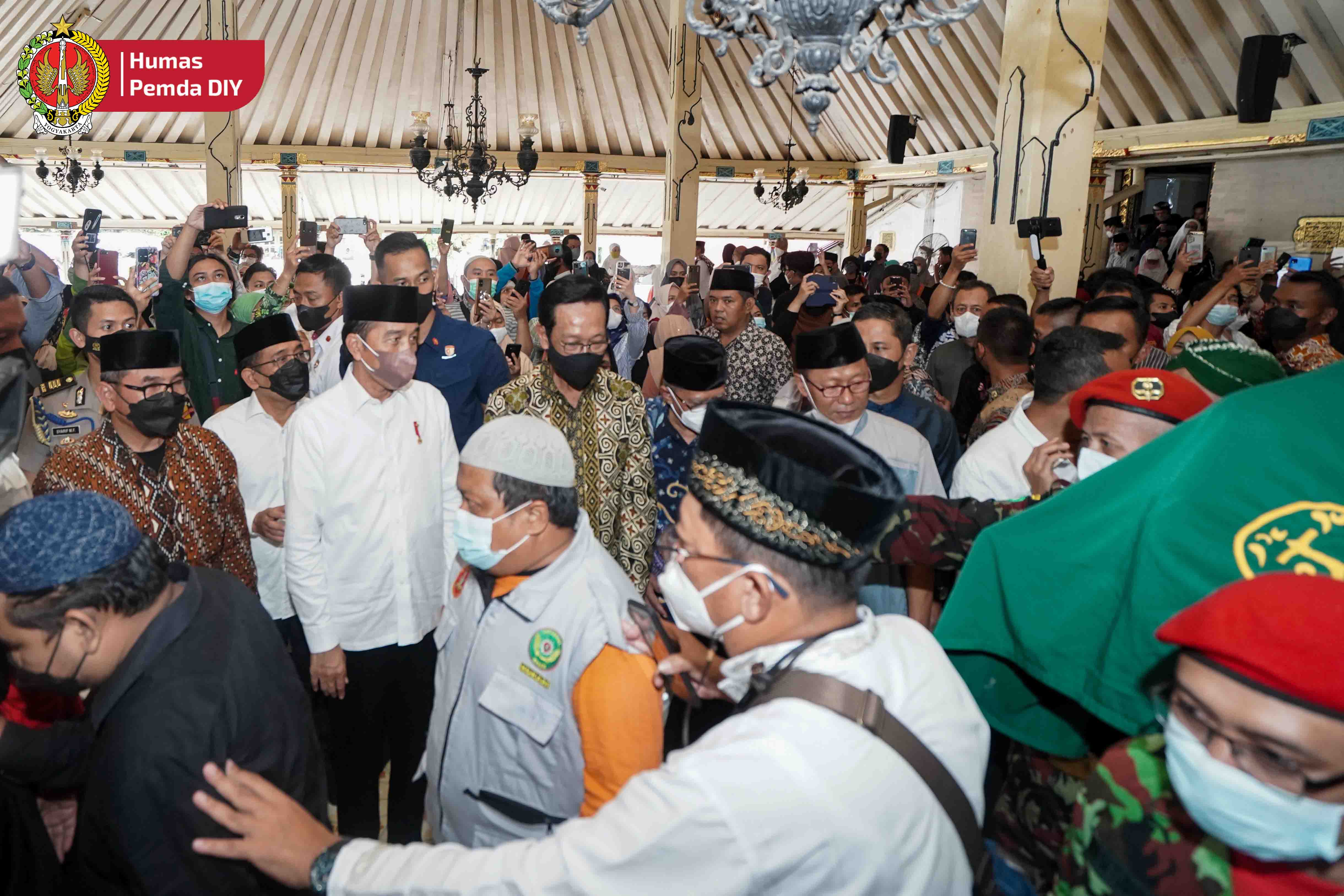 Gubernur DIY Sri Sultan Hamengku Buwono X dan Presiden RI Joko Widodo bertakziah di Masjid Gedhe, Jumat (27/05)